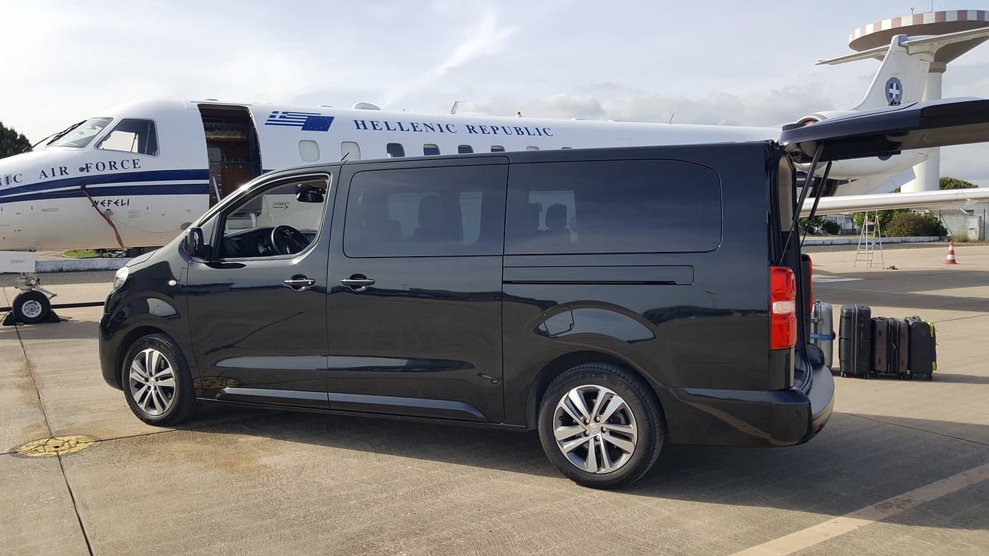 Veículo Mercedes em pista de aeroporto
