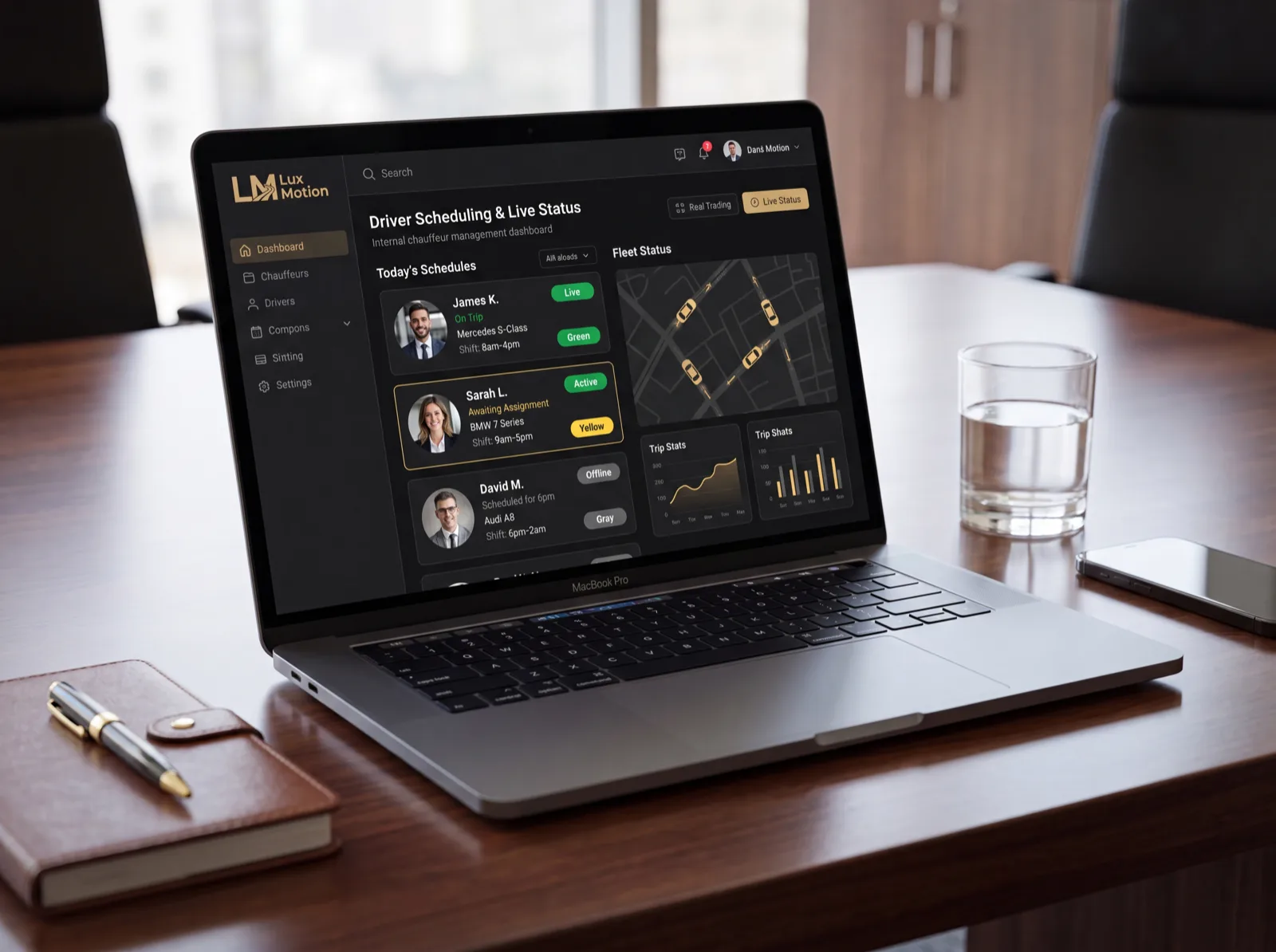 LuxMotion Dienstplan- und Status-Dashboard auf einem Laptop
