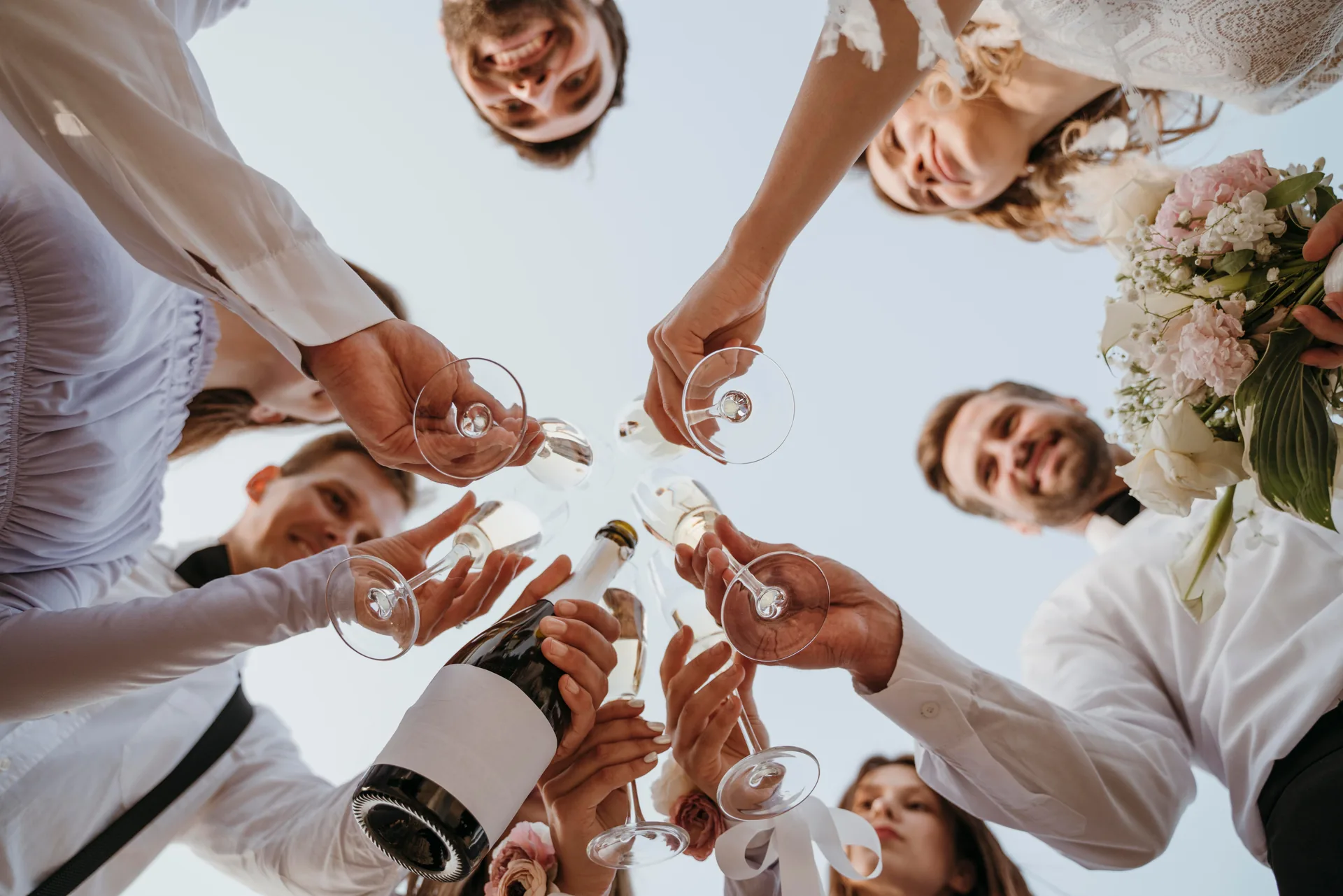 Hochzeitsgäste stoßen mit Champagner an